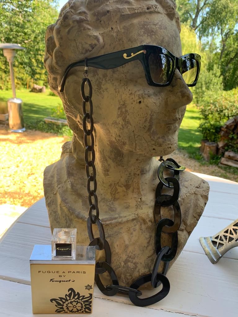 statue avec lunettes 